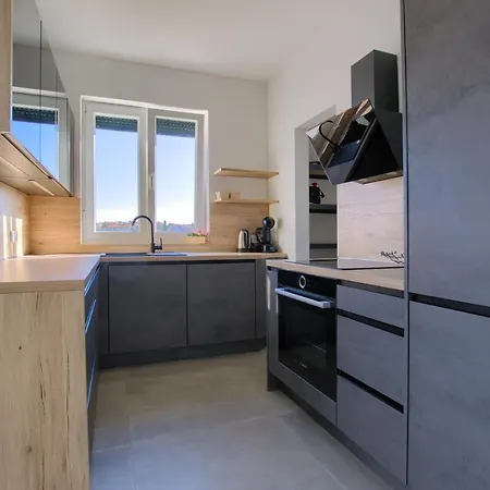 Modern Two Bedroom “sky View” In Stinjan Apartman *