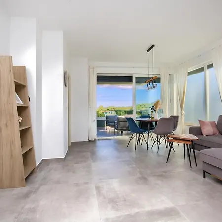Apartman Modern Two Bedroom “sky View” In Stinjan